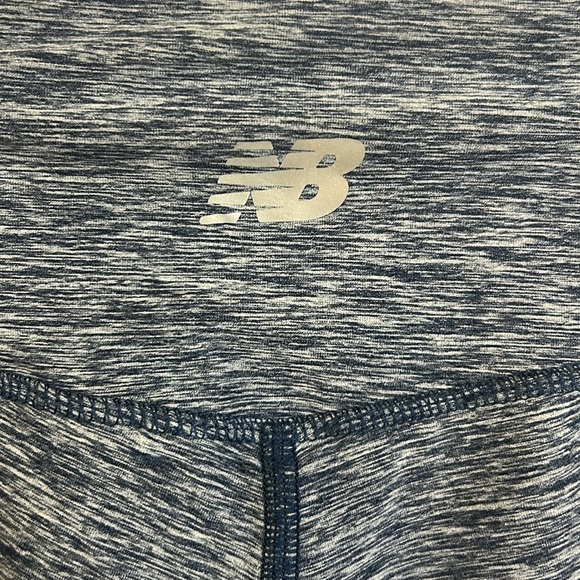 New Balance women’s Heathered capri Leggings size medium blue white inseam 23” - Picture 4 of 5